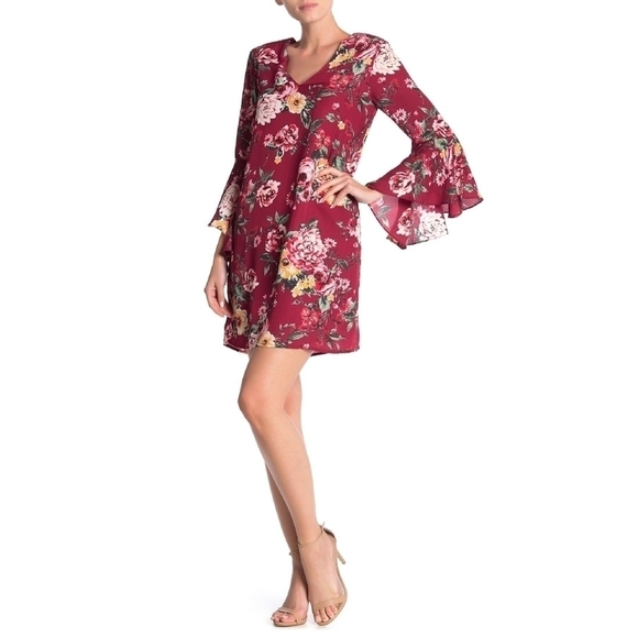 Everly Dresses & Skirts - Everly Floral V-neck Shift Dress Women's S‎ Fairy Feminine